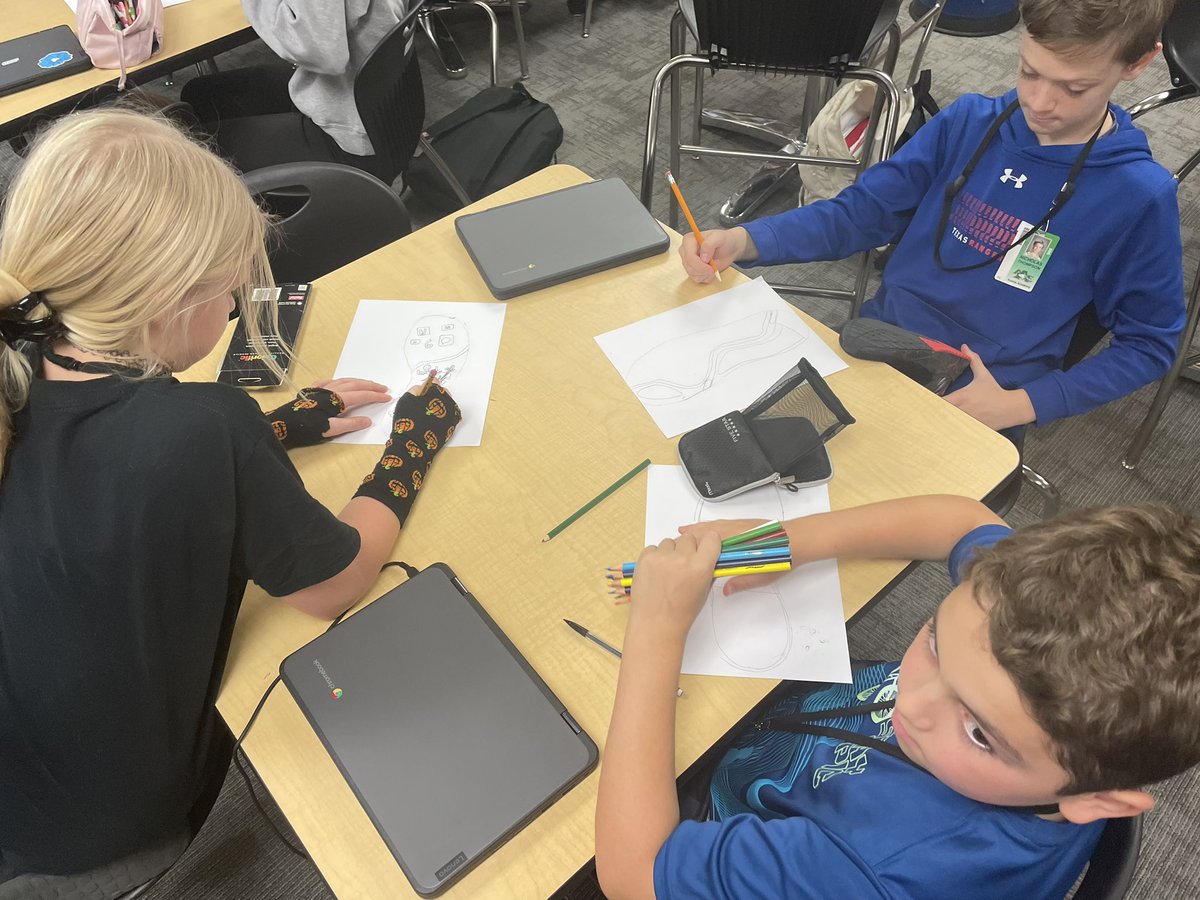 Jharrisreads's tweet photo. 6th graders reflect on the importance of creating a positive digital footprint. Then create their own footprint @AA_Eagles #gisdlibraries #cybersafetyweek @GISDREADS @GISDTLD https://t.co/8dWLvpnIUN