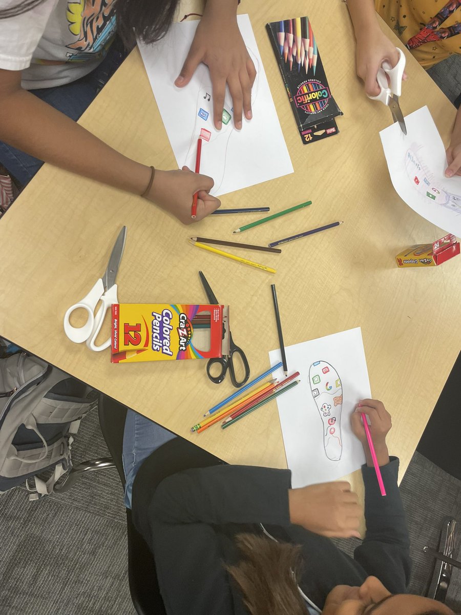 Jharrisreads's tweet photo. 6th graders reflect on the importance of creating a positive digital footprint. Then create their own footprint @AA_Eagles #gisdlibraries #cybersafetyweek @GISDREADS @GISDTLD https://t.co/8dWLvpnIUN