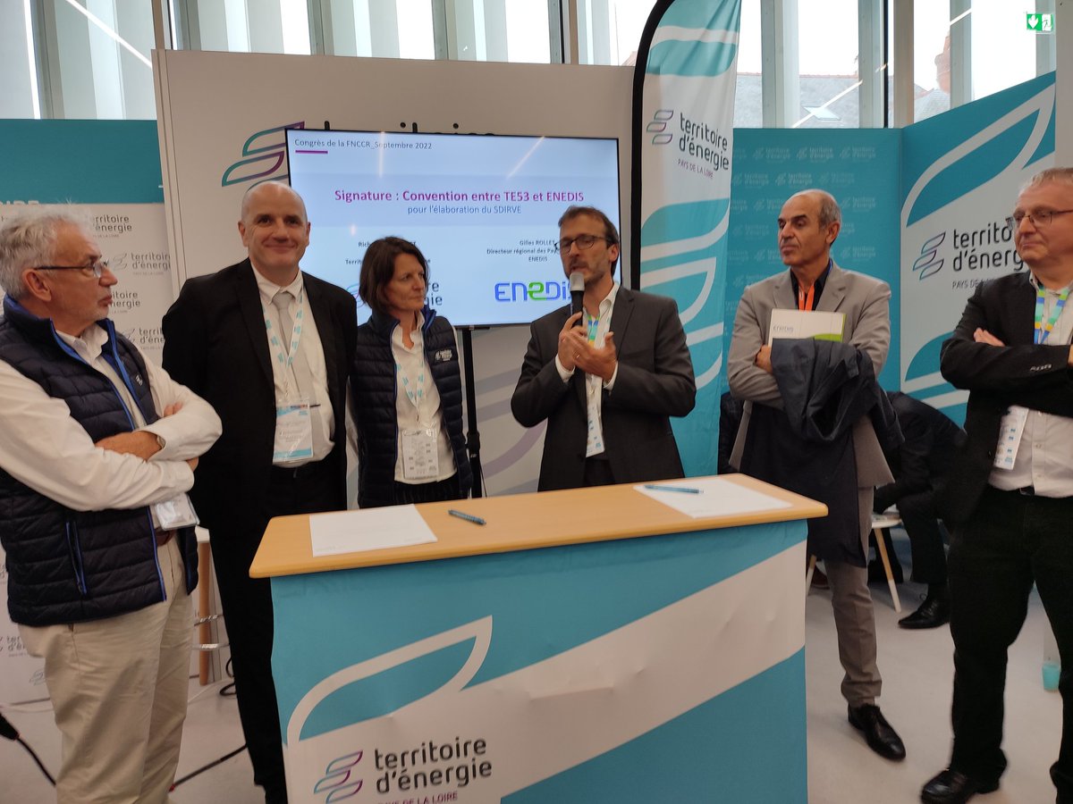 Signature de la convention pour l'élaboration du SDIRVE entre <a href="/Gilles_ROLLET/">Gilles ROLLET</a> directeur régional <a href="/enedis_pdl/">Enedis en Pays de la Loire</a> et <a href="/RichardCHAMARET/">Richard CHAMARET</a> président territoire <a href="/Energie_Mayenne/">Territoire d'Énergie Mayenne 💡</a>