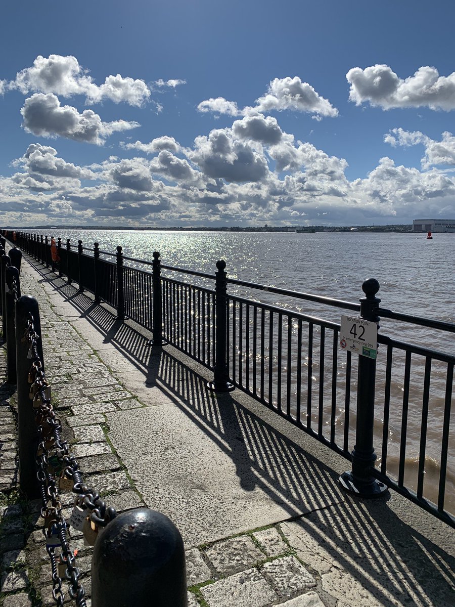 A glorious day in Liverpool for the first fieldtrip of the academic year! #urbanregeneration #urbanmicroclimates #maritimepower @alunschool @WJECnet #fieldwork #outdoorlearning