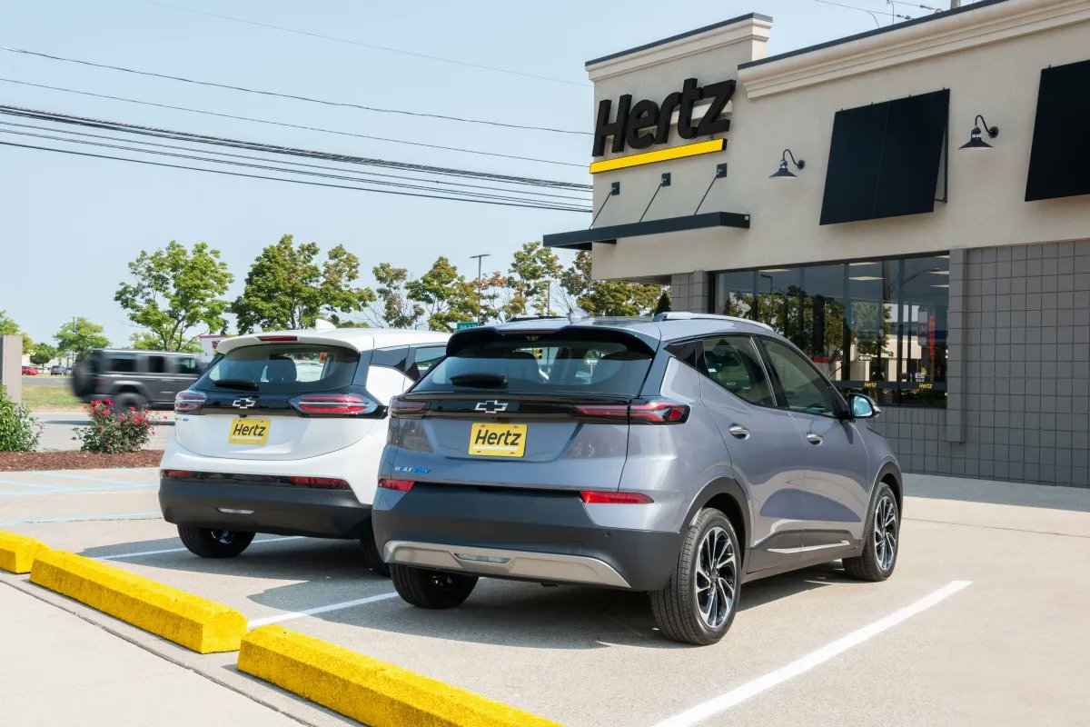 Eco-conscious vehicle renters can soon expect to see EVs from GM brands Buick, Chevrolet, Cadillac, GMC and commercial delivery unit BrightDrop at Hertz rental locations. 

Hertz will order up to 175,000 EVs from General Motors, including BrightDrop vans techcrunch.com/2022/09/20/her…