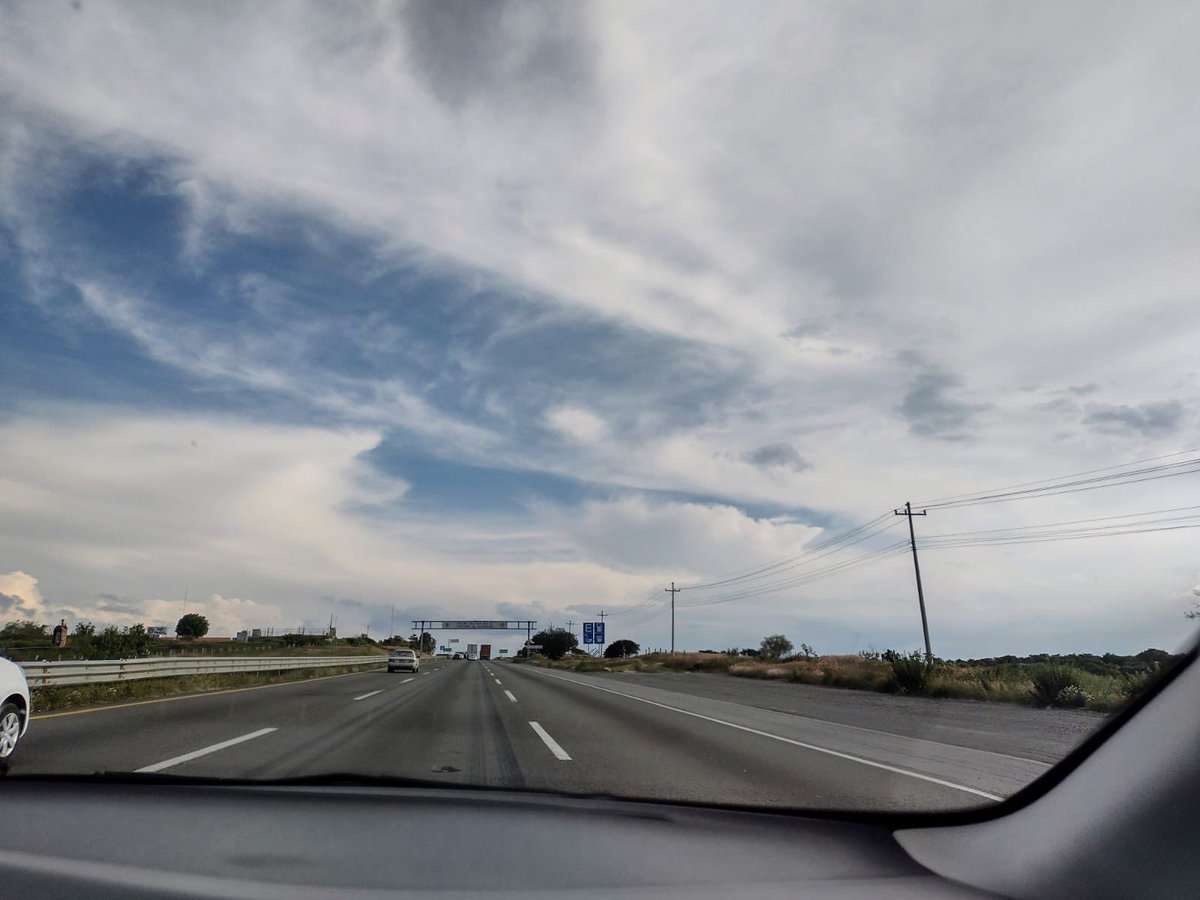 gabydeas's tweet image. Las nubes en tu panorama no detienen tu camino.
Son retos que nos impulsan a usar los recursos internos que nunca has usado.
#HabilidadesBlandas
#RecursosInternos