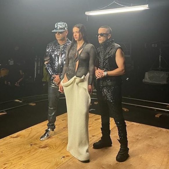 .@Rosalia junto a @WisinYYandel grabando el videoclip para su colaboración, 'Besos Moja2', que será lanzada este viernes.