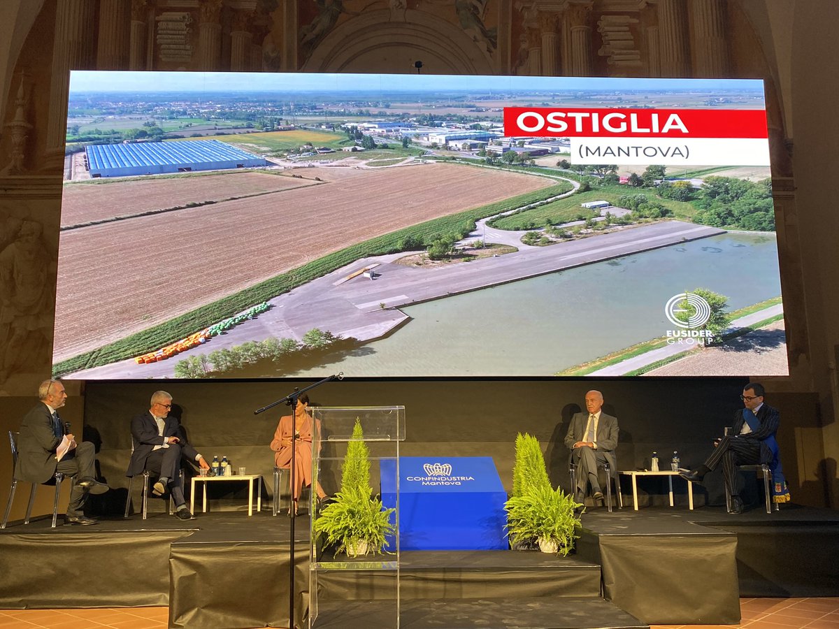 MariaAnghileri's tweet photo. Lo stabilimento di Ostiglia, che sarà inaugurato nel 2023, è situato in una posizione strategica. Sfrutterà il Canal Bianco, canale artificiale che collega Mantova al Mar Adriatico. Coniugare impresa e ambiente è possibile! @AssindMantova #Eusider https://t.co/rwkWhCA7kF