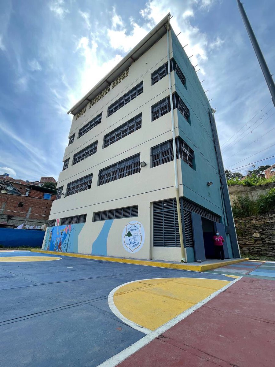 Este #28Sep la Alcaldesa de Caracas, AJ Carmen Meléndez, visitó la UEN Vista Hermosa, en Nuevo Horizonte, parroquia Sucre. Estos espacios han sido rehabilitados por las Bricomiles en el marco del 1x10 del Buen Gobierno y el feliz  regreso a clases. 
#VenezuelaSeCreceEnAmor