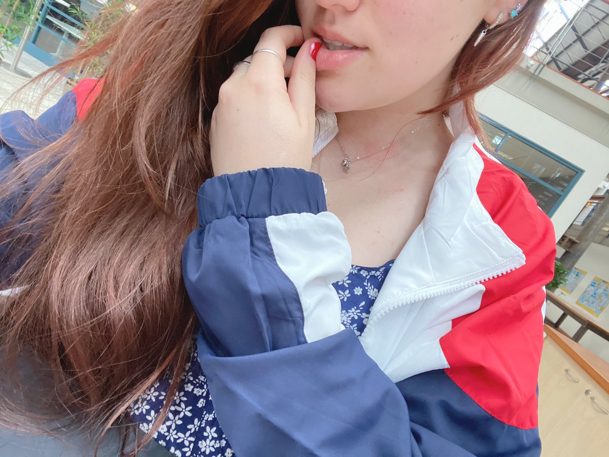 Mayumo468's tweet photo. I gat to start wearing those oversize https://t.co/cvagtmFdHH