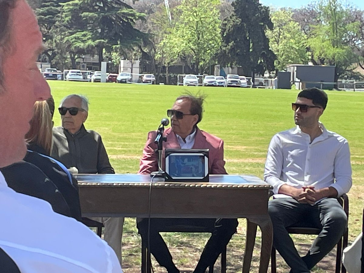 CarburandoTV's tweet photo. 📕📸 Carburando está presente en la presentación del libro "Aventin. Tres campeones de una misma cuna".

El mismo repasa la trayectoria en el #TC de Oscar, Antonio y Diego Aventin, quienes lograron dejar su huella en la categoría más popular del país.

#Aventin #TurismoCarretera https://t.co/z9tSHvPhp7