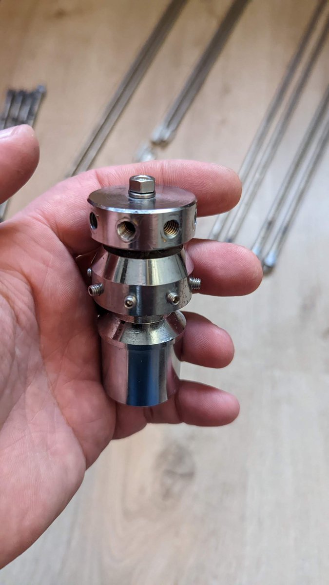 HAM_PD4DD's tweet image. I bought this as a  official AOR DA1500  but this is a totally different antenna . no further documentation, Anyone recognizes this  brand or type of #discone antenna?  #scanner #hamradio  #marktplaats #type