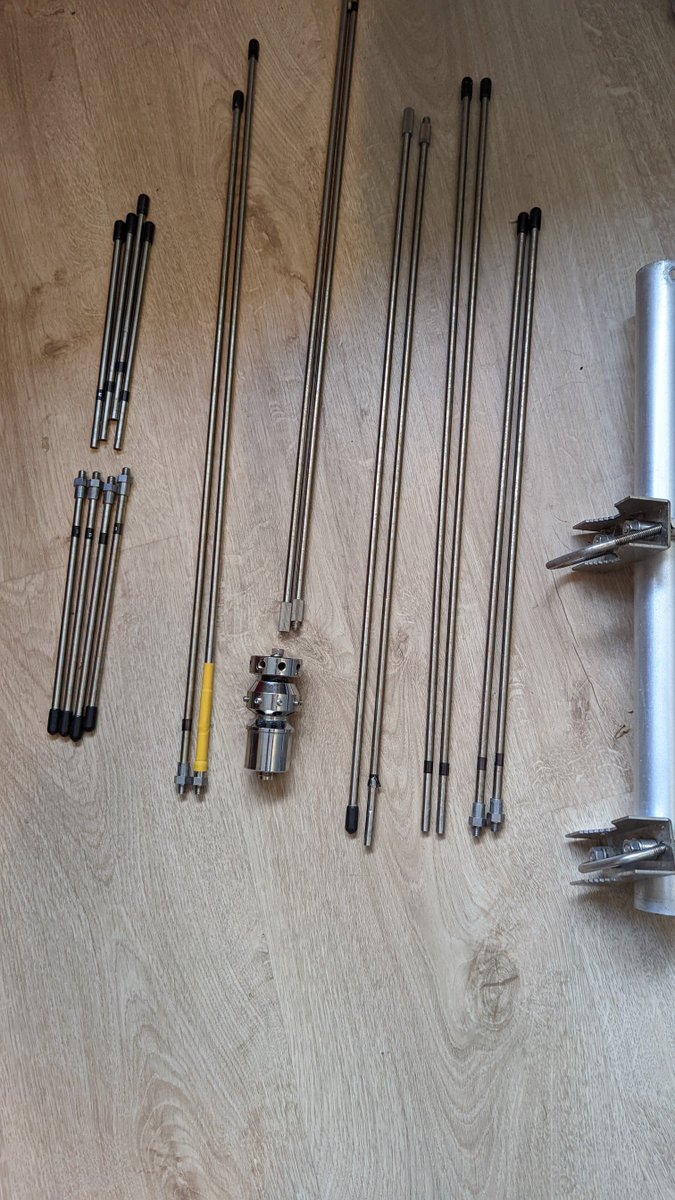 HAM_PD4DD's tweet image. I bought this as a  official AOR DA1500  but this is a totally different antenna . no further documentation, Anyone recognizes this  brand or type of #discone antenna?  #scanner #hamradio  #marktplaats #type