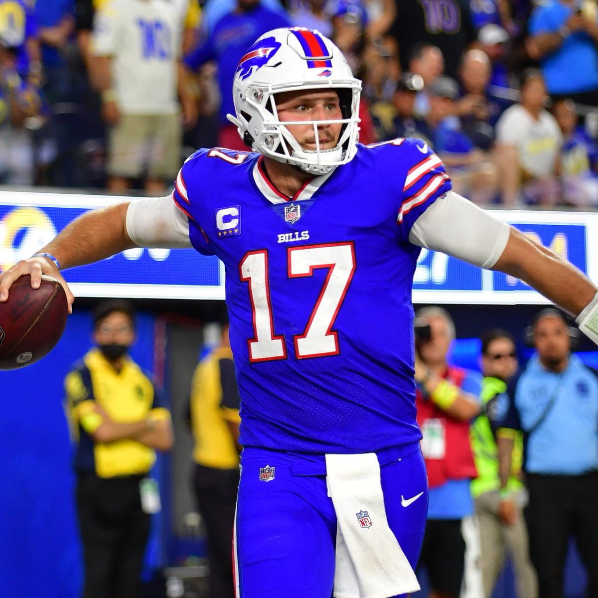 PFSN365's tweet image. Only players in NFL history to reach 9 TD passes and 100 rushing yards in the first three games of a season: 

🥇 Lamar Jackson (2022)
🥇 Josh Allen (2022)