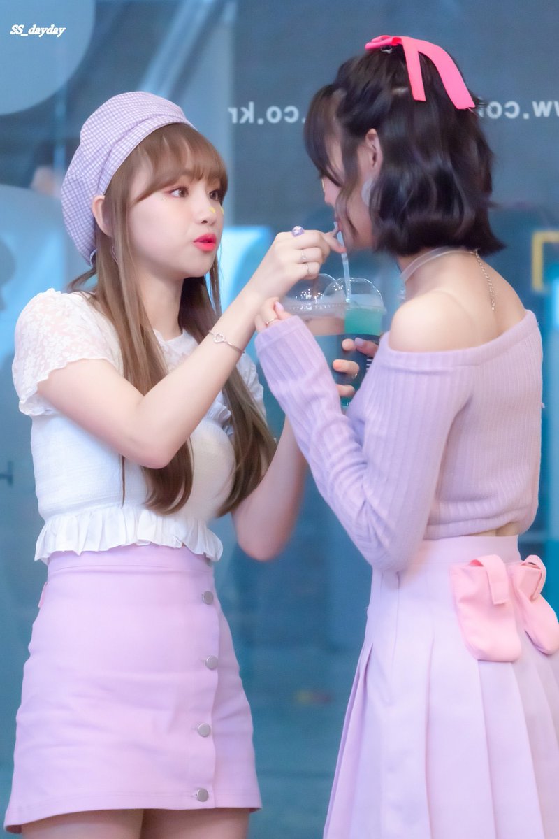 thinkingharin's tweet photo. Happy birthday to my love ayeon! i hope she has an amazing day 💗💗🥳 

#아연아_생일축하해 #HAPPY_AYEON_DAY #OurBearAyeon https://t.co/jrfCPKb9S6