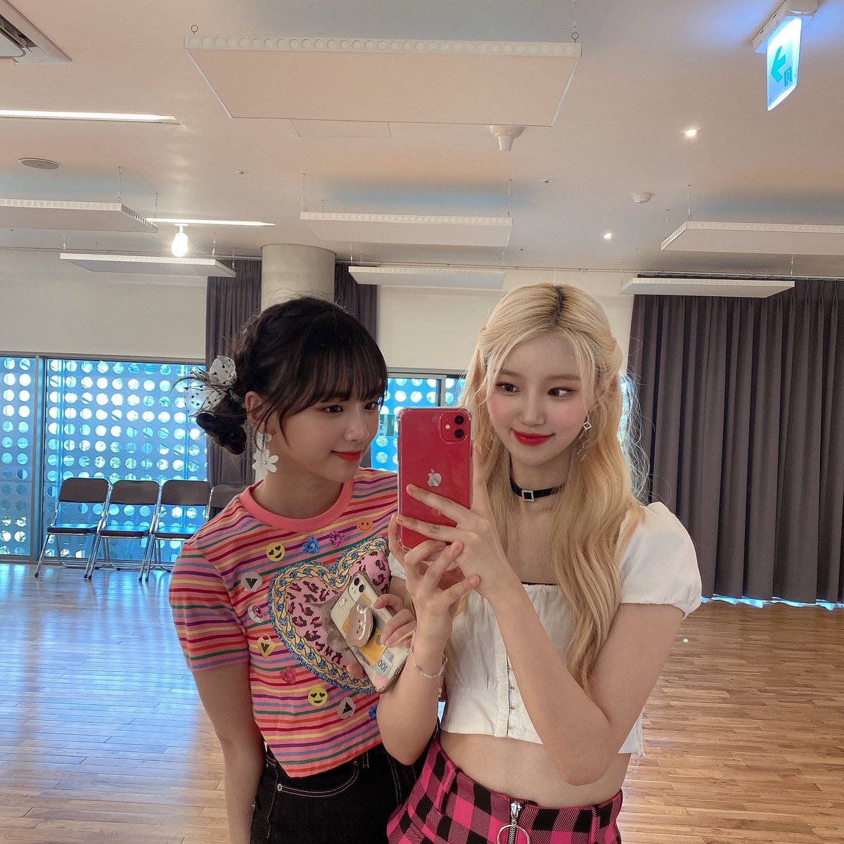 thinkingharin's tweet photo. Happy birthday to my love ayeon! i hope she has an amazing day 💗💗🥳 

#아연아_생일축하해 #HAPPY_AYEON_DAY #OurBearAyeon https://t.co/jrfCPKb9S6