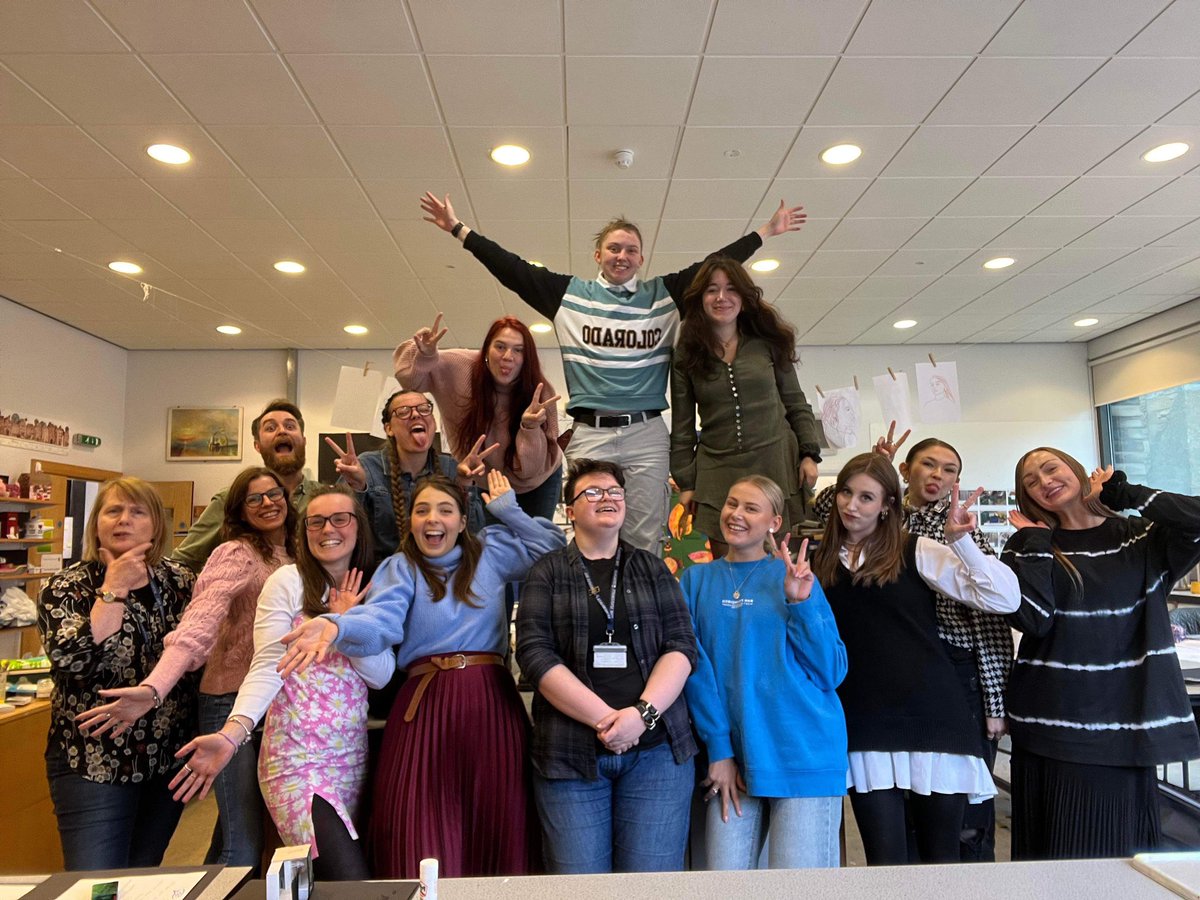 A lovely bunch of trainee Art and Design teachers about to embark on their first schools next week 📚📆✏️🎨 so grateful to be surrounded by such supportive, friendly and kind friends and tutors 🙏🏼 #EdPGDE <a href="/MorayHouse/">Moray House School of Education and Sport</a> <a href="/ArtMorayHouse1/">Isobel Finnie</a>