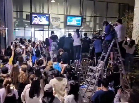 gujovski's tweet photo. Just know that by sharing pics and videos by fansites U are supporting THIS. These ppl earn their money following the Tannies on official and private schedules, sharing everything without their consent. Some ppl here act like some hd pictures are worth more than their privacy 😑 https://t.co/qGqoVt9LDv