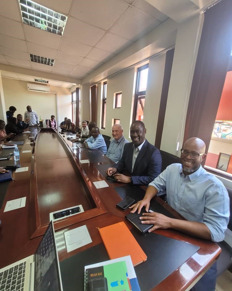 TradeMarkAfrica's tweet image. Busia #OneStopBorderPost continues 2 reduce cost of trading; efficient revenue collection 4 🇰🇪&amp;amp; 🇺🇬. Our CEO @daveghbeer led board &amp;amp; donor reps 4 talks on progress + opportunities. Read about 17 #OSBPs we've facilitated with 💸from @UKaid &amp;amp; @GAC_Corporate ➡️bit.ly/3E1V7Bk