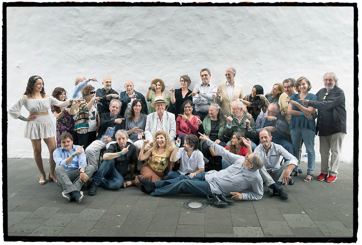 FHLiteratura's tweet photo. Foto de grupo de Daniel Mordzinski, hoy en la plaza de España de Los Llanos de Aridane.

#bienvenidosalvolcán #fhe2022 https://t.co/GV6U9E42Ox