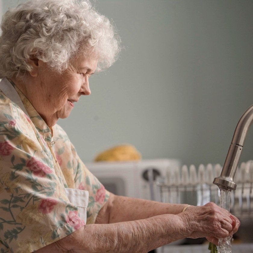 Las rutinas🕖son importantes cuando existe algún tipo de deterioro cognitivo como el Alzheimer y después de haber tenido un ritmo más flexible en vacaciones es todavía más importante volver a implantar unas rutinas que les ayude a ser autónomos como cocinar, limpiar o bañarse.