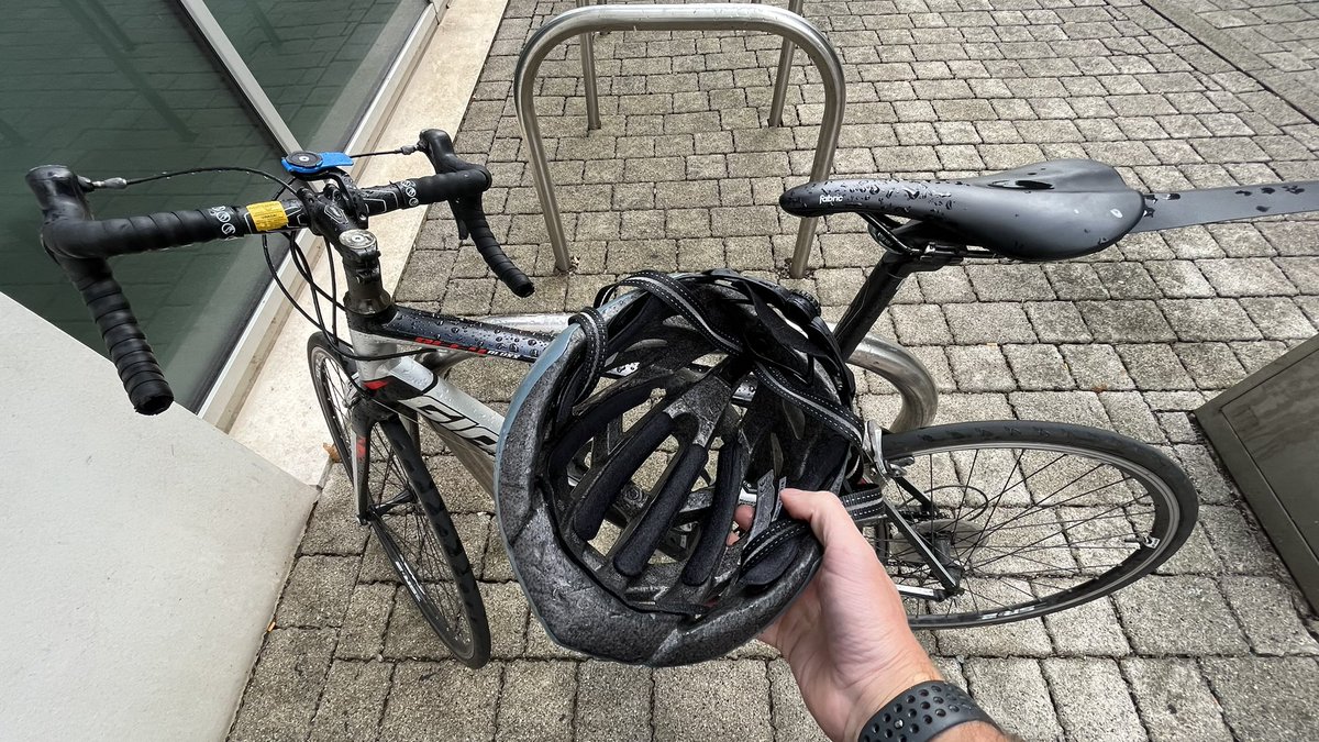 Ah the joys of putting on a wet helmet 🤦‍♂️should have taken it inside with me..