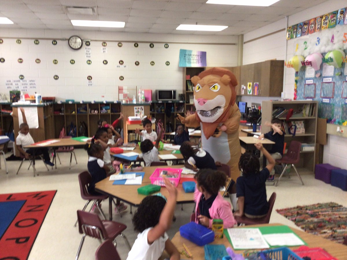 We kicked off #lionsloveliteracy week with our very own “library lion" visiting our cubs! <a href="/SCCPSS/">Savannah-Chatham County Public Schools</a> <a href="/AnnLPGA/">Ann L. P.</a>