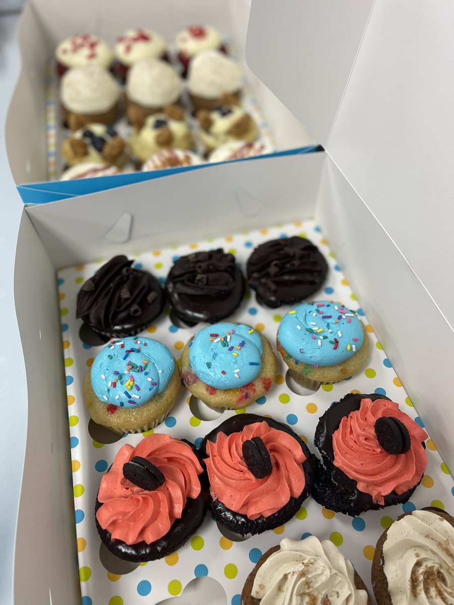 MrsRinaldiTech's tweet photo. When #ClearTouchTraining brings @MollysCupcakes in preparation for  #CTEducator #ClearTouchCertified https://t.co/bHFX1v3UEA