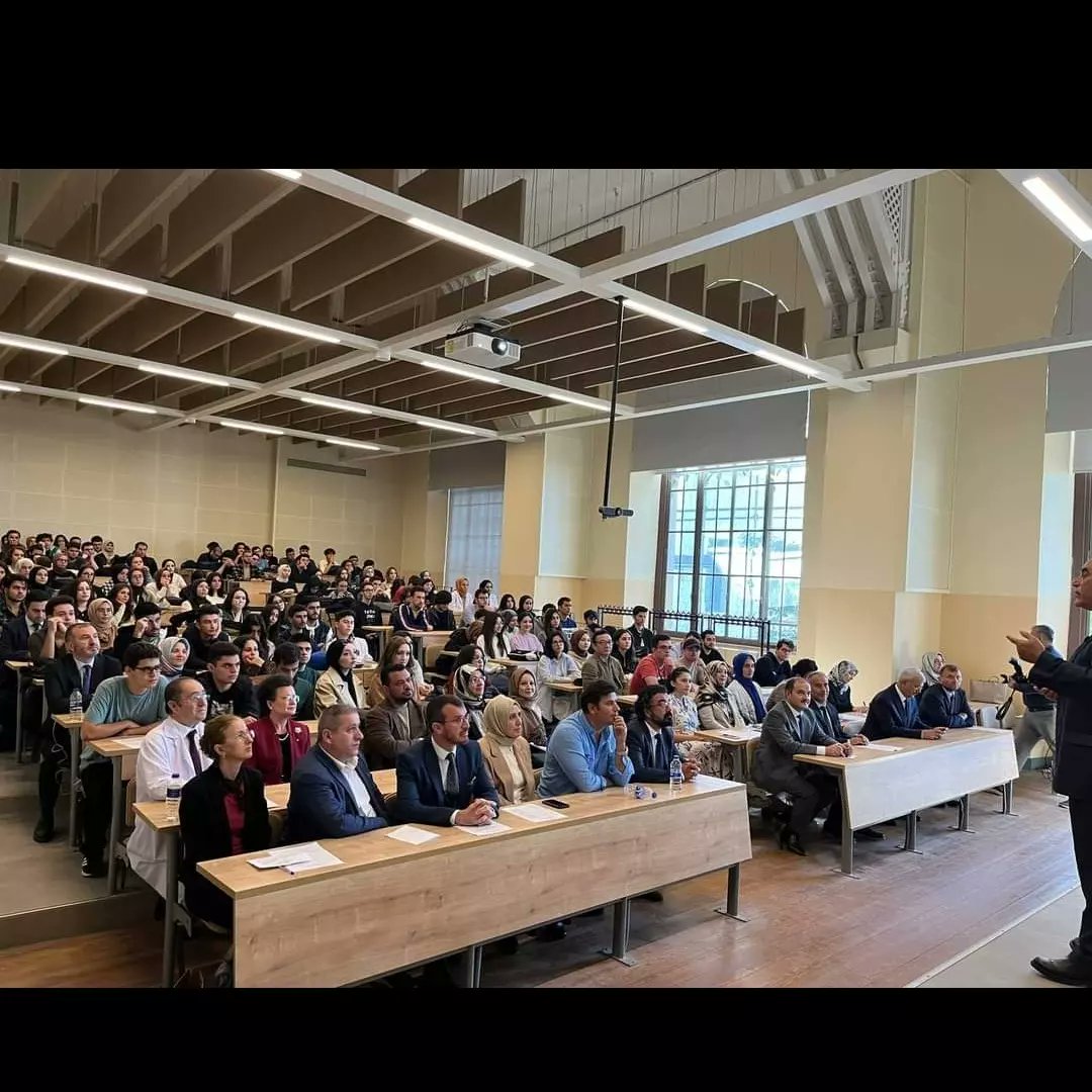 hamidiyeutf's tweet photo. Fakültemizde "İlk Ders" etkinliği 26 Eylül Pazartesi günü 1. Sınıfta gerçekleştirildi. 

Etkinliğe Rektörümüz Prof. Dr. Cevdet Erdöl, Rektör Yardımcıları Prof. Dr. Yunus Karakoç, Prof. Dr. Murat Elevli, Gen. Sekr. Dr. Öner Güner, akademik ve idari personel ile öğrenciler katıldı. https://t.co/wJz24ihx9F