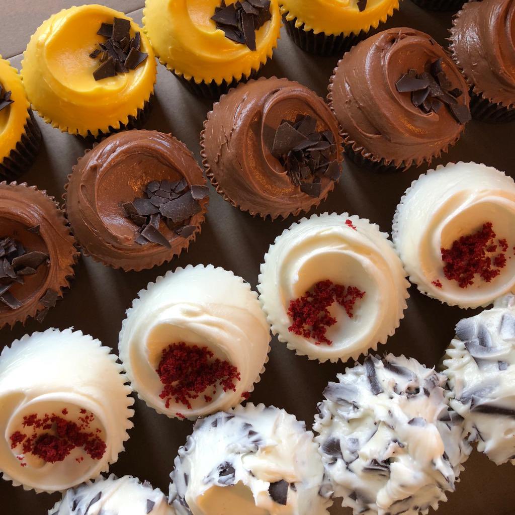 KuteCake's tweet photo. Autumn colours 🍁 a season for all things sweet and frosty 🧁#cupcakes https://t.co/3BI0xgN5hF