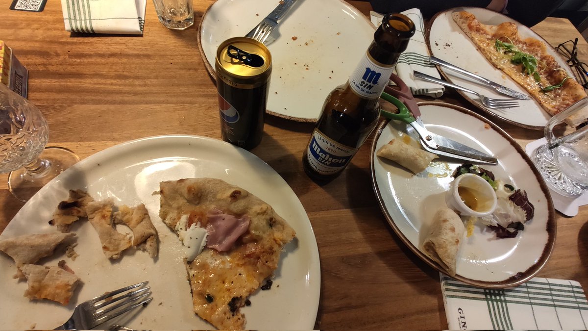 perogobi's tweet photo. @GinosRistorante Después de cenar, pedimos que nos den una cajita para llevar las sobras, tal como se ven en la foto, y nos dicen que por ser promoción 2x1 no dejan llevarse las sobras. En las condiciones de la promo figura que no es aplicable a take away. Es esto un take away? https://t.co/xNa5HxiMAW