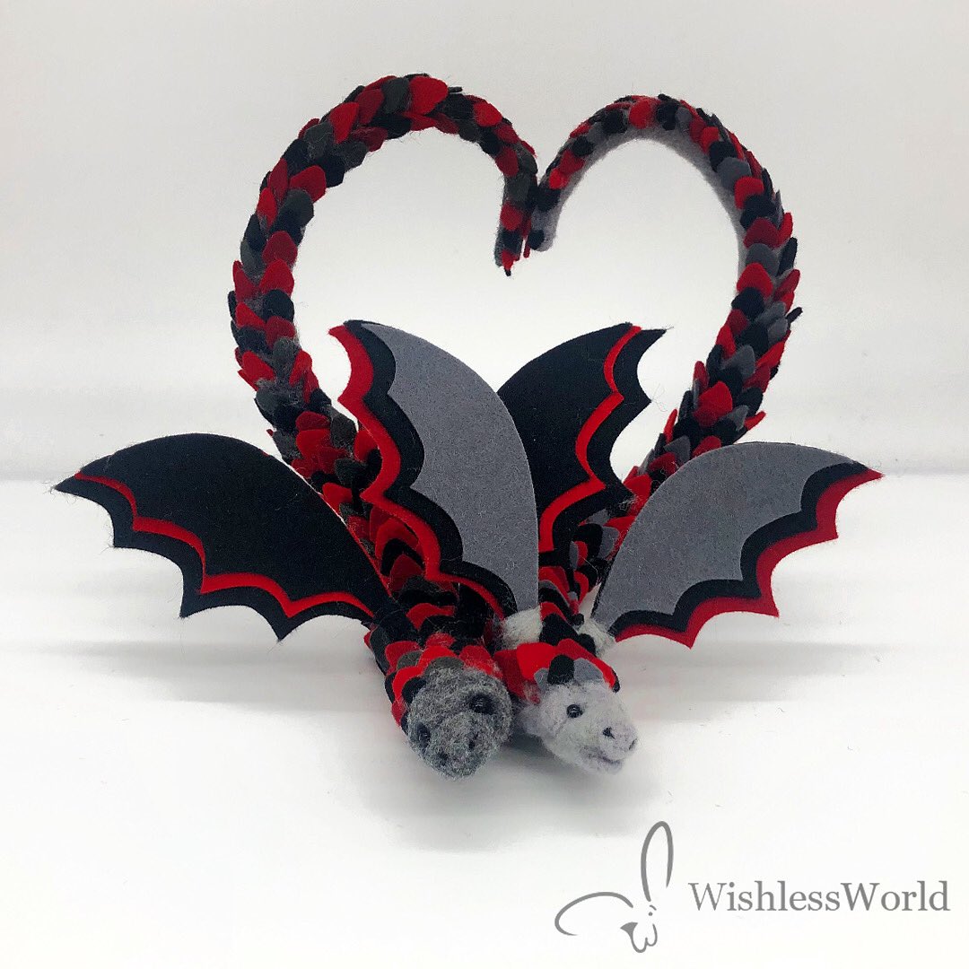 I got a request for a red and black shoulder serpent. I made one and thought to myself I should just make two because it’s a good color combo! I’m letting the commissioner pick their favorite and I’ll put the other in stock.
#needlefelting #serpent #dragon #heart #woolsculptures