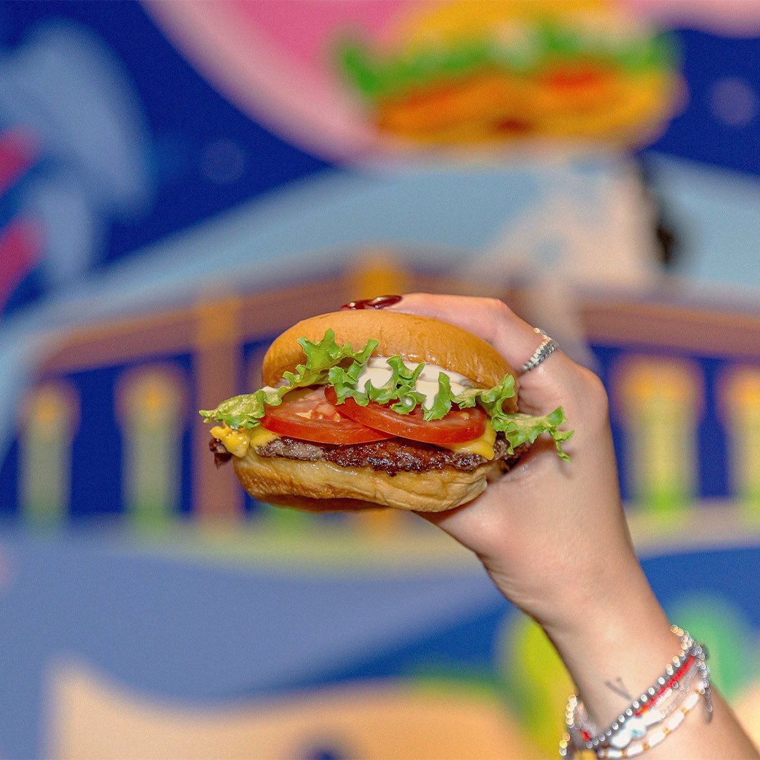 shakeshackmx's tweet photo. ¡Nos vemos mañana en Centro Comercial Mítikah!

Tendremos sorpresas para los primeros en llegar y la presentación de @mulabrassband

¡Abrimos a las 12 pm! https://t.co/rGX9S7GWly