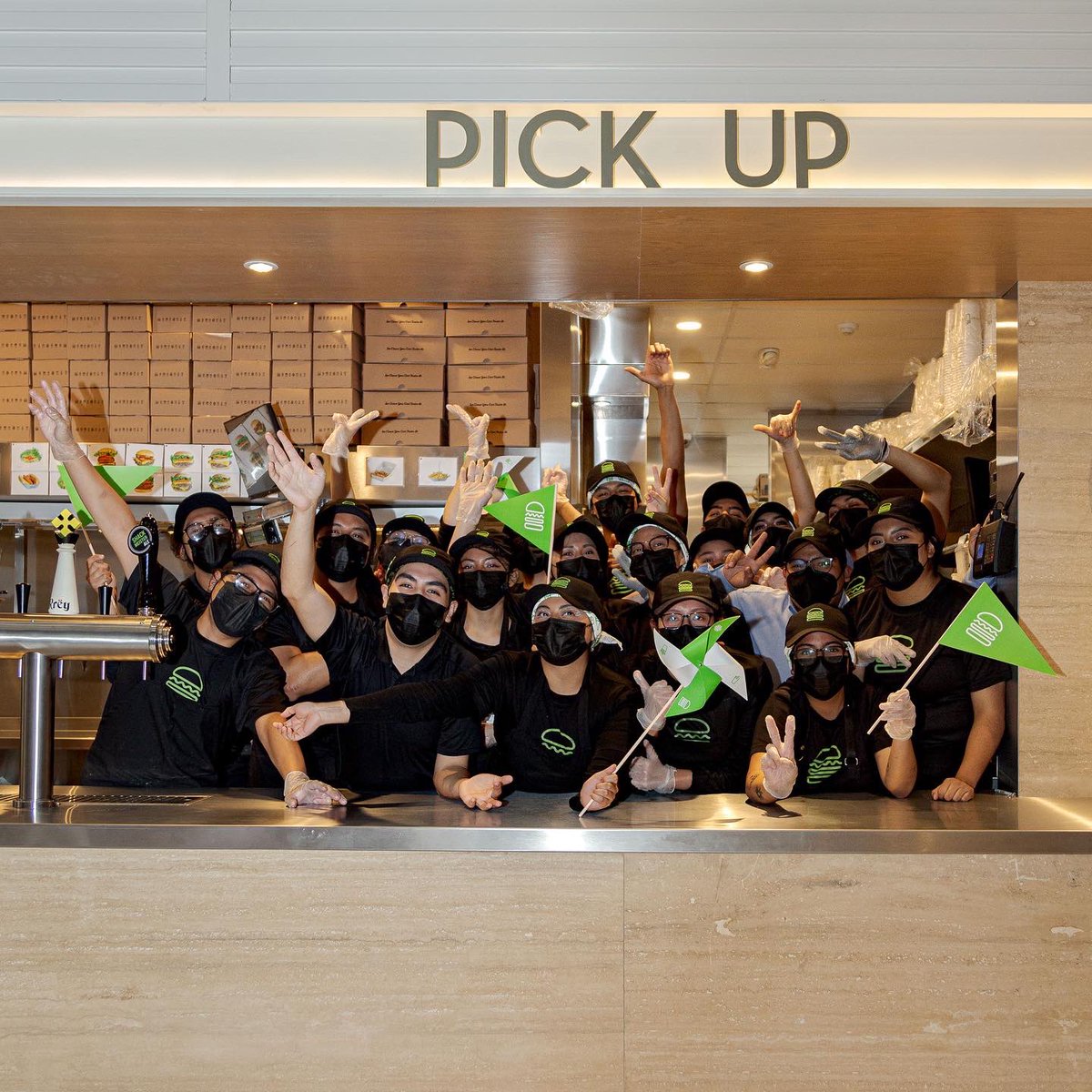 shakeshackmx's tweet photo. ¡Nos vemos mañana en Centro Comercial Mítikah!

Tendremos sorpresas para los primeros en llegar y la presentación de @mulabrassband

¡Abrimos a las 12 pm! https://t.co/rGX9S7GWly
