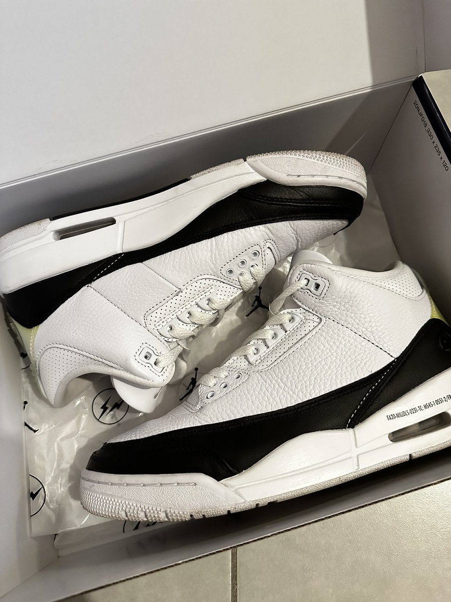 juste_huu's tweet photo. WTS / A VENDRE :

- NB x ALD 550 : 8us / 41.5eu
- AJ1 Obsidian : 8.5us / 42eu
- AJ3 x Fragment : 8us / 41eu
- AJ3 x AMM : 9 WMNSus / 40.5eu
- Dunk Spartan : 8.5us / 42eu

Tous dans une cond 9/10 https://t.co/zvqhsqmhLy