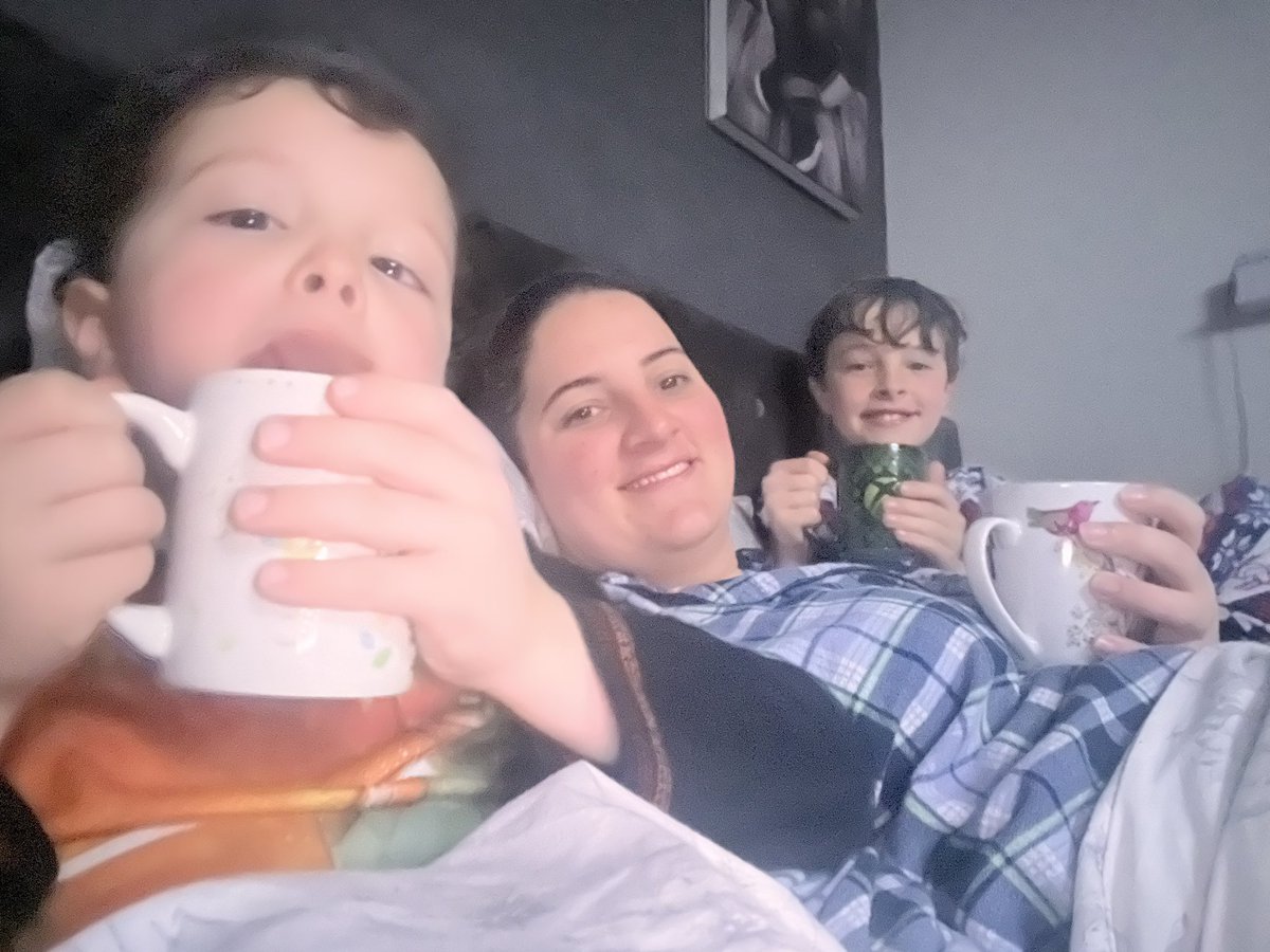 EveEhHarris's tweet photo. Possibly not the best thing to drink when you have tonsillitis 🤪, but enjoying a hot chocolate in bed with the boys, hoping the amoxicillin for the tonsillitis and ear infection kick in quickly 🤞🏼 #RestAndRecoup https://t.co/AYqGlmrc6s
