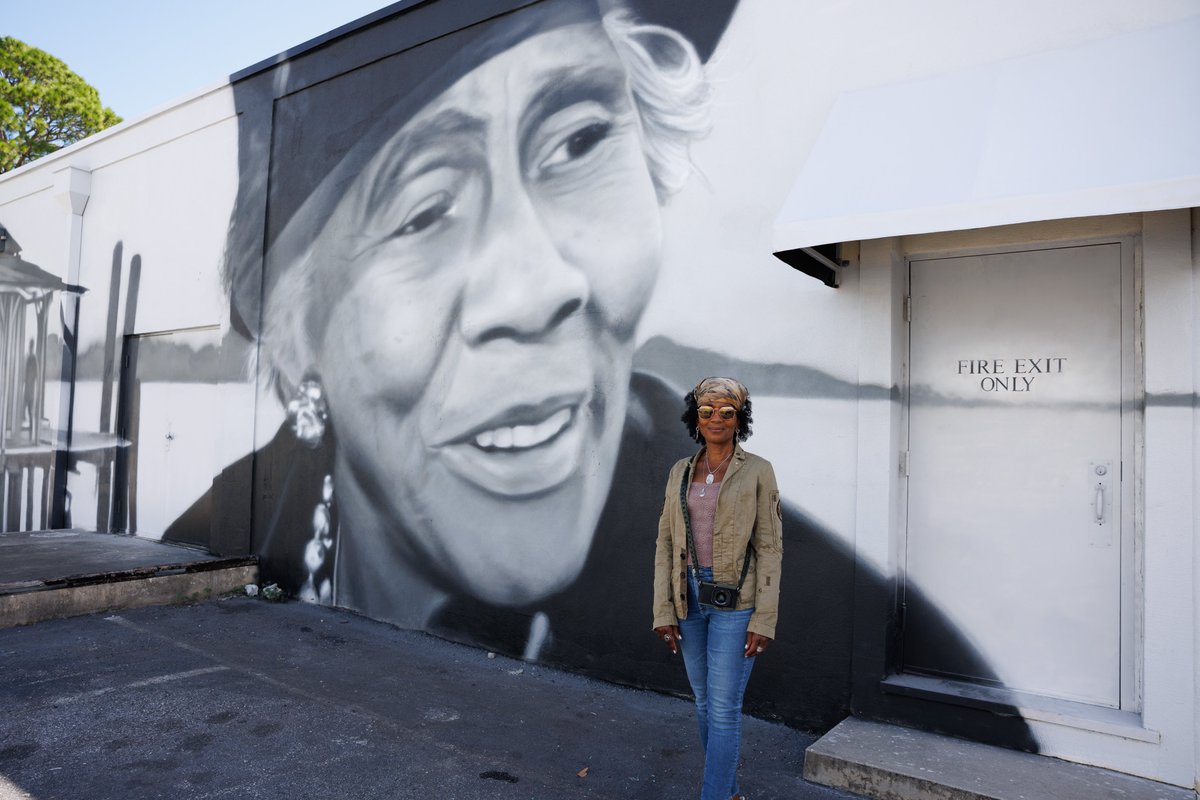 livingwallsatl's tweet photo. 2/3 of our newest murals with @NewGAProject in honor of #MrsGeorgiaGibbs

mural by @shepreebright, painted by @bkfoxx 
📍Brunswick Old Town Historic District https://t.co/Xpo5BWJq87