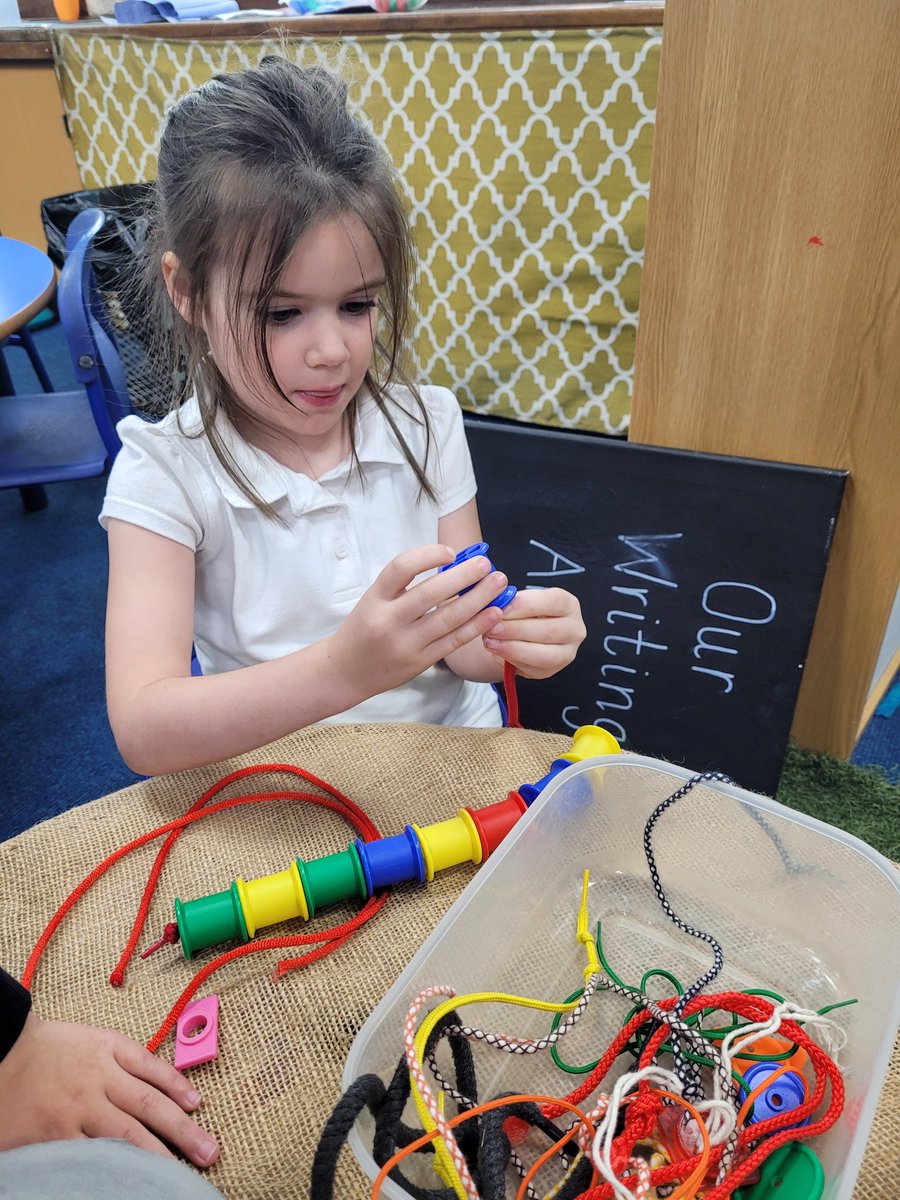 MorayPrimary1's tweet photo. Some of us made beautiful n-n-n-necklaces #Threading #FineMotorSkills #MakeAPattern https://t.co/gPZ6QBGEaN