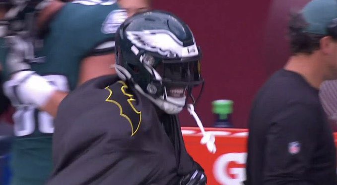 PHLEaglesNation's tweet photo. Jason Kelce wants to join the #Eagles Batman club. He says “Listen, the next time we score on a screen, I’m getting that cape, and I’m being Fat Batman. I promise you that. That is gonna happen. Fat Batman is gonna be on that sideline.” 

(via @newheightshow) https://t.co/synWHj8inj