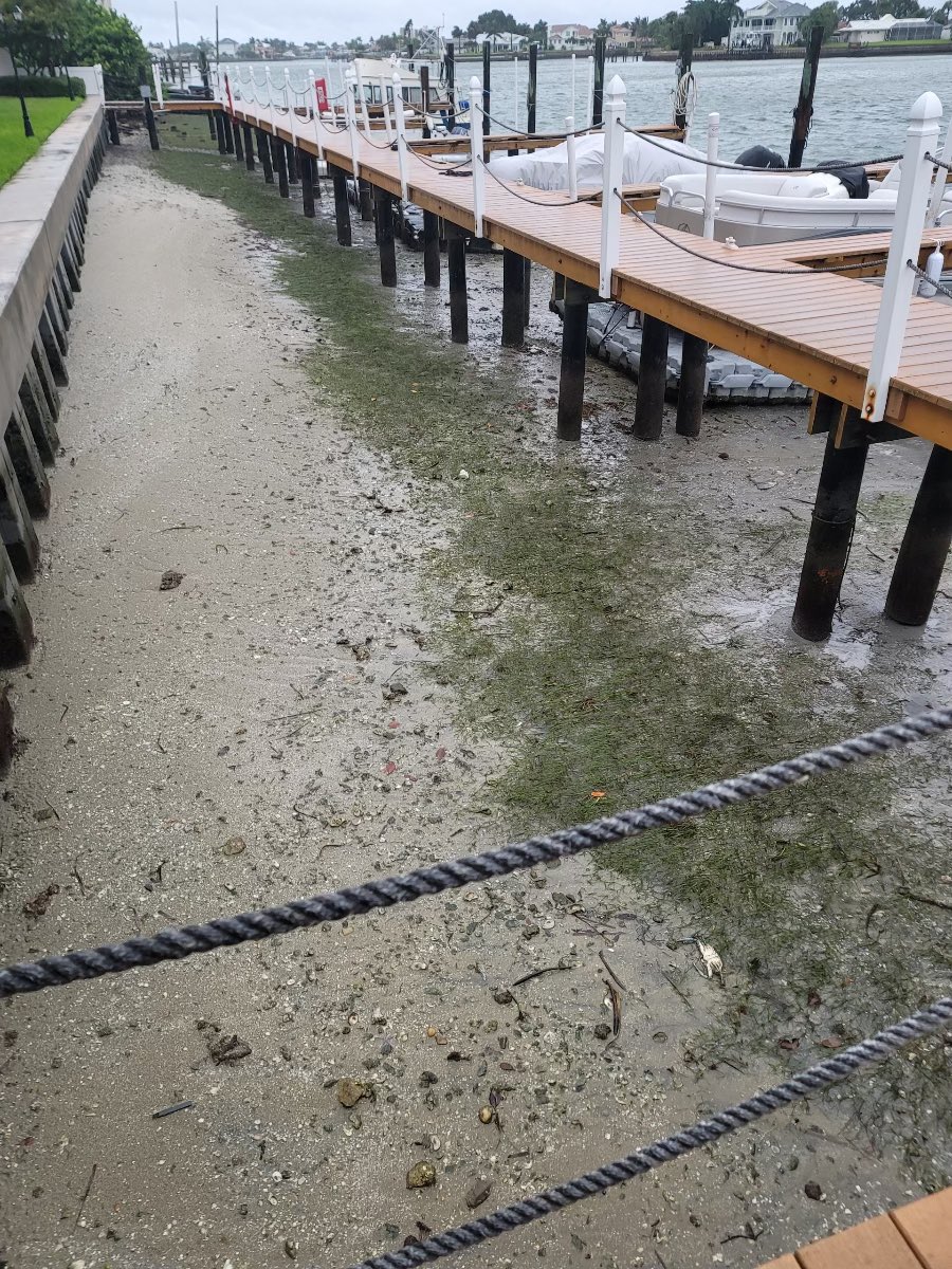 iriegirl's tweet photo. #StPeteBeach #BocaShores #lowtide 10:30am 9/28 @weatherchannel #HurricanIan https://t.co/Q9ofxZscWf