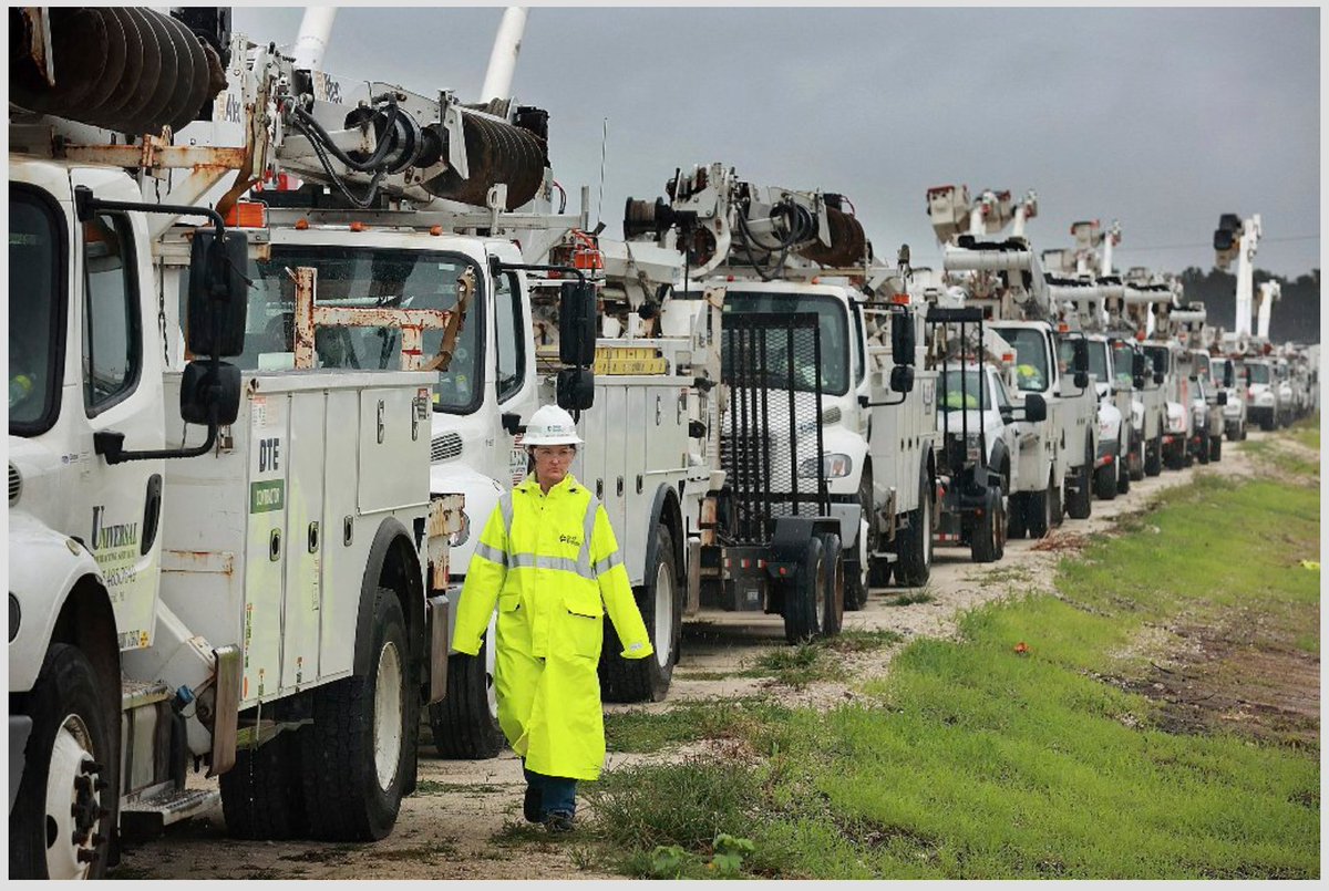 OSPhoto's tweet photo. Utility trucks are staged in a rural lot in The Villages of Sumter County, Florida on Wednesday in preparation for #HurricaneIan. 
Stay up to date on the storm with https://t.co/vVHeLDmmu1. Photo by @dowellstephen
#hurricaneprep #hurricaneianflorida https://t.co/tSzdzbI0Ly