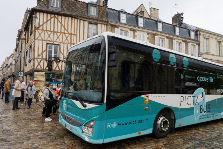 CHLaborit's tweet photo. 📣 Inauguration de la Maison des Ados et des jeunes adultes #Vienne et découverte de sa version mobile 🚍 le Picta’Bus autour du Dr Coralie Vincens, du Pr @ludovicgicquel et de l’ensemble des partenaires qui interviennent 🎯 pour la jeunesse du @departement86 https://t.co/tFO1PXh94f
