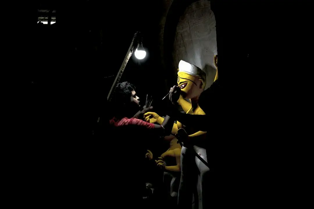rahoolgoswami's tweet photo. #makingof
#goddess
#madurga
#pujoishere
#pujovibes
#pujoiscoming
#pujo2022
#durgapujo2022
#nikonphotography
#nikonds5200
#darkness
#eveningvibes
#festival #festivevibes
#kolkataphotography
#kolkatagram #kolkatadiaries
#oldkolkata #northkolkata
#pujoaesthetics #aesthetickolkata https://t.co/DQ4KhraV1j