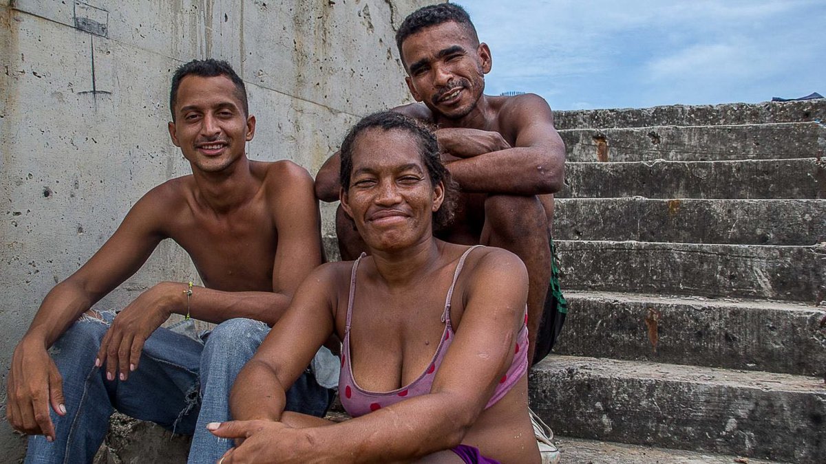 En 2019, el fotógrafo Samir Aponte encontró una comunidad de personas que vivían en situación de calle en Puerto La Cruz. Compartió con ellas para conocer sobre sus vidas y saber cómo llegaron allí.

lavidadenos.com/todos-vivimos-…

📝 <a href="/samiraponteve/">Samir Aponte</a>

#LVN