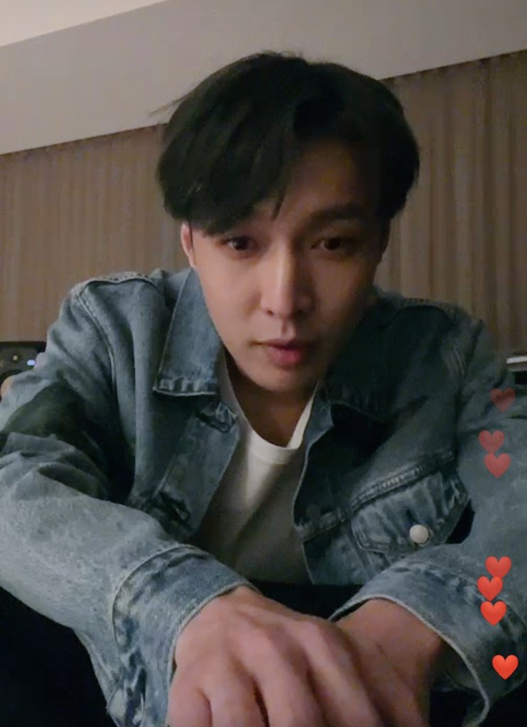 kxmjxngxn0114's tweet photo. Goodnight and rest well, Lay! ❤️
😍LAY went IG Live, he's so handsome at 30!
#LAY #광선 #YIXING #YIXING_VEIL
#LAYgoingWEST
#EXO #weareoneEXO https://t.co/CD25R5yhMC