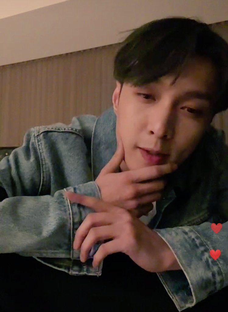 kxmjxngxn0114's tweet photo. Goodnight and rest well, Lay! ❤️
😍LAY went IG Live, he's so handsome at 30!
#LAY #광선 #YIXING #YIXING_VEIL
#LAYgoingWEST
#EXO #weareoneEXO https://t.co/CD25R5yhMC