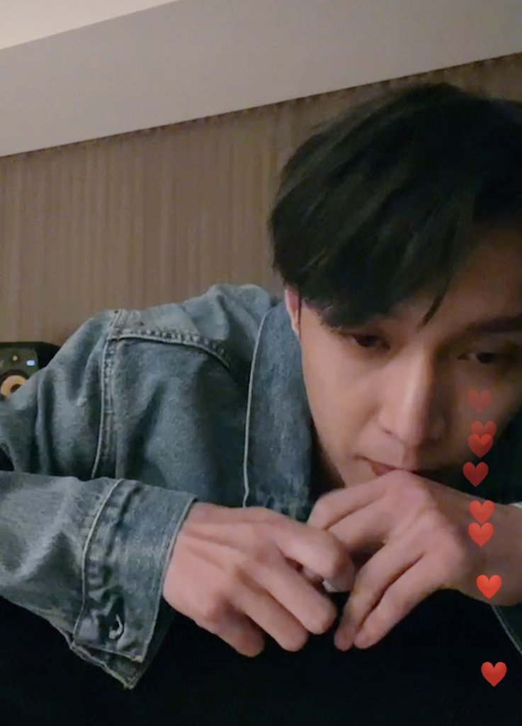 kxmjxngxn0114's tweet photo. Goodnight and rest well, Lay! ❤️
😍LAY went IG Live, he's so handsome at 30!
#LAY #광선 #YIXING #YIXING_VEIL
#LAYgoingWEST
#EXO #weareoneEXO https://t.co/CD25R5yhMC