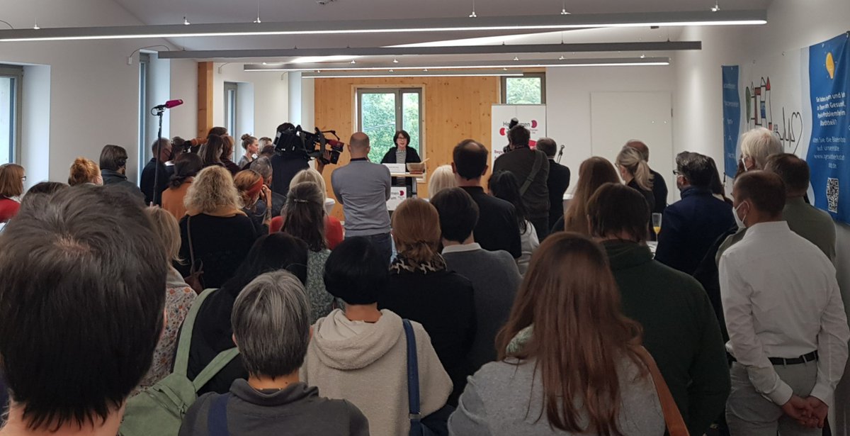 Heute zu Gast im Living Lab: das Hebammenzentrum Bremen Ost zur Eröffnungsfeier mit der Gesundheitssenatorin Claudia Bernhard! 
Willkommen in der Nachbarschaft!