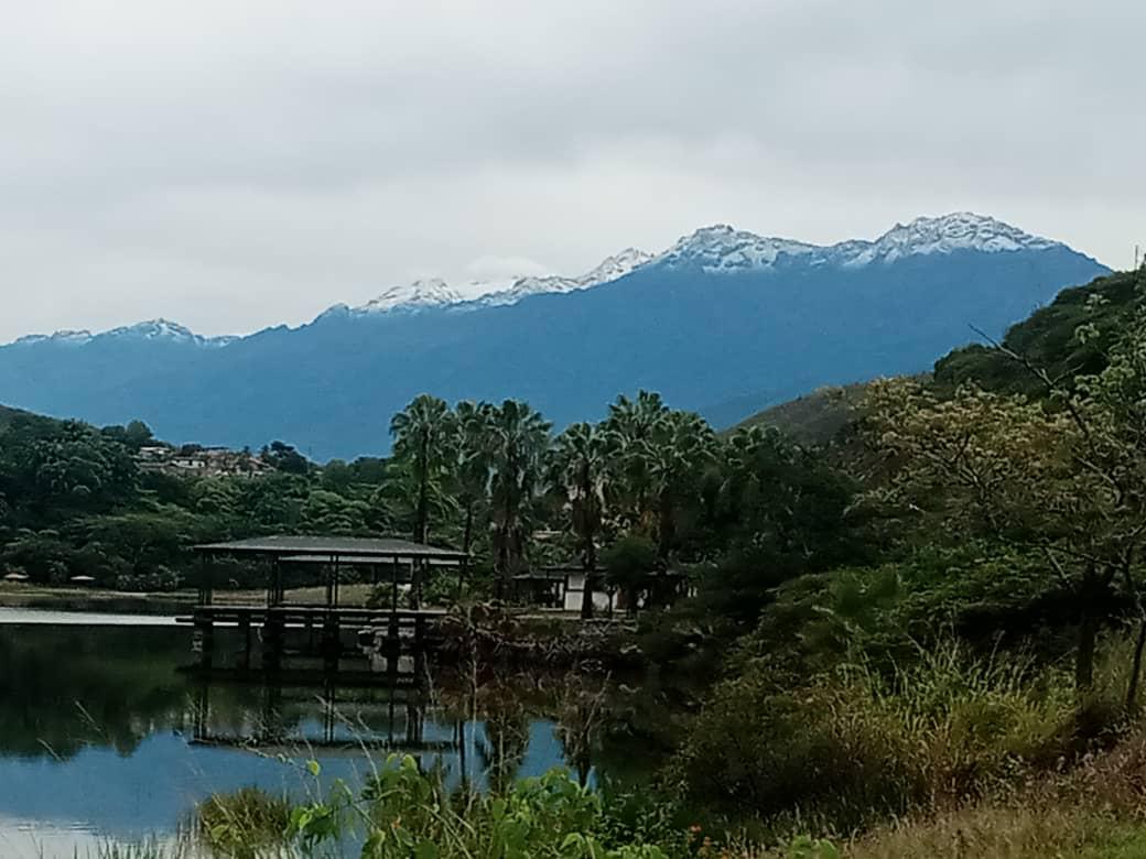 NellyFl16883568's tweet photo. Sierra Nevada desde laguna de urao en lagunillas estado Mérida espectacular hoy a las 8:30 am es una conexión magica https://t.co/KFuc3T4Lar