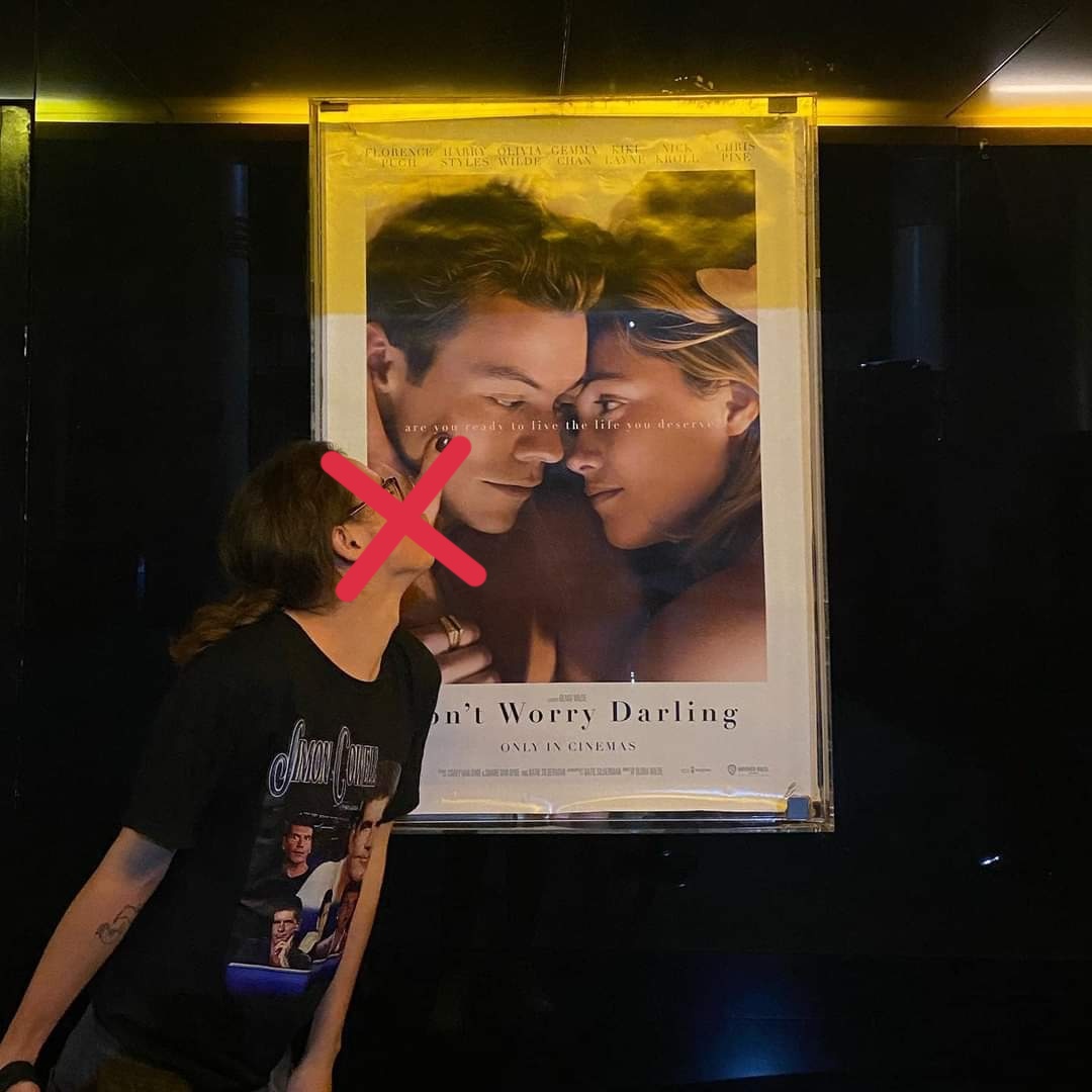 larrie28styles's tweet photo. Remember the person who brought the Simon supremacy sign at Louis' concert in Jakarta to "tease" him?

Well,
they're at it again
they don't learn, do they?

#FaithInTheFuture       
#ltwtmanila
#ltwtjakarta
#LarryIsReal #LarryStylinson #Larryversary #LARRYDAY #BiggerThanMe https://t.co/mpjFiMZCP8
