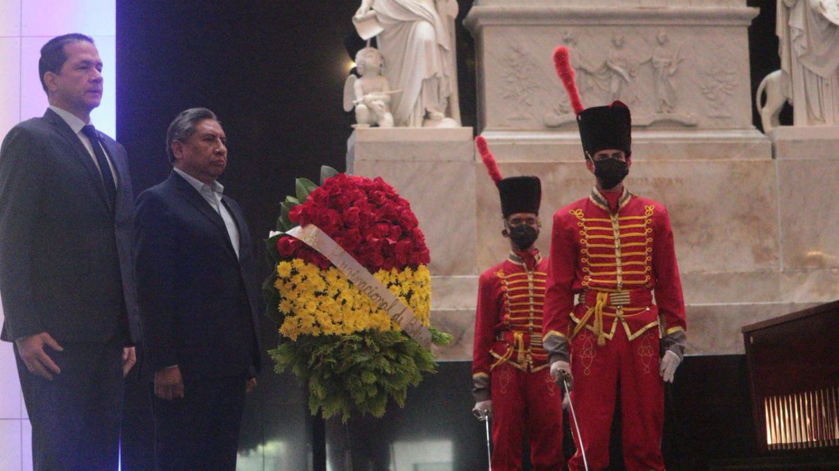 📰 #EsNoticia | Canciller <a href="/Fariacrt/">Carlos Faria</a> junto a su homólogo de Bolivia, <a href="/RogelioMayta_Bo/">Rogelio Mayta</a> colocaron este #28Sep una ofrenda floral ante el sarcófago del Libertador Simón Bolívar, en el Panteón Nacional.

#VenezuelaSeCreceEnAmor

👉 mppre.gob.ve/2022/09/28/can…
