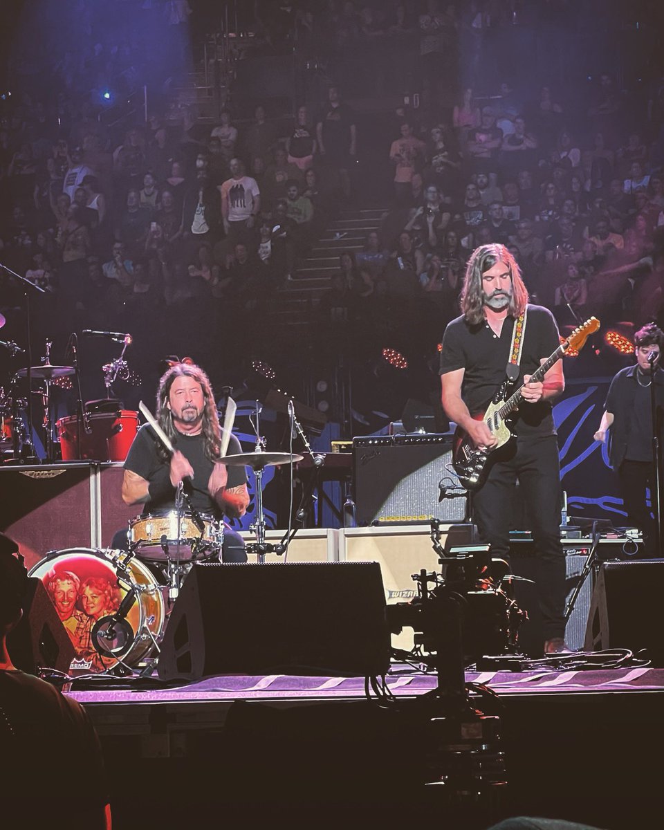 Last night in Los Angeles Tommy joined @foofighters @MarkRonson @Wyattish to honor the late and supremely great Taylor Hawkins. They covered Gerry Rafferty’s “Right Down The Line”. The room was full of legends, love and the magic of music. #TaylorHawkinsTribute