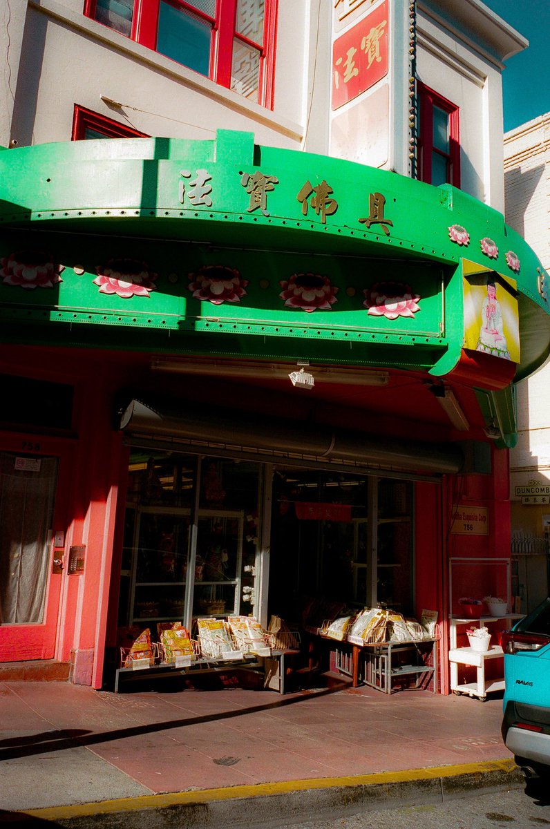 zliebbb's tweet photo. chinatown colors #35mm #lomo800 https://t.co/6IMVC8ZIof