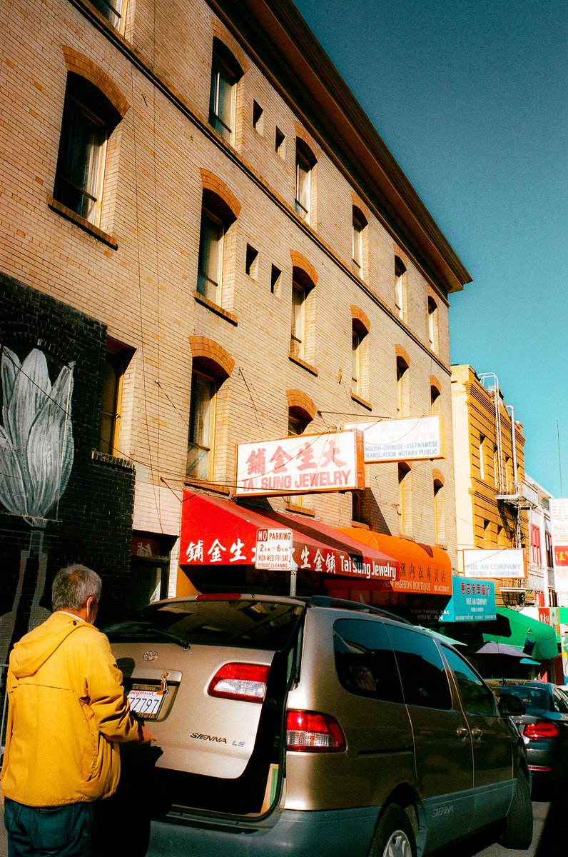 zliebbb's tweet photo. chinatown colors #35mm #lomo800 https://t.co/6IMVC8ZIof